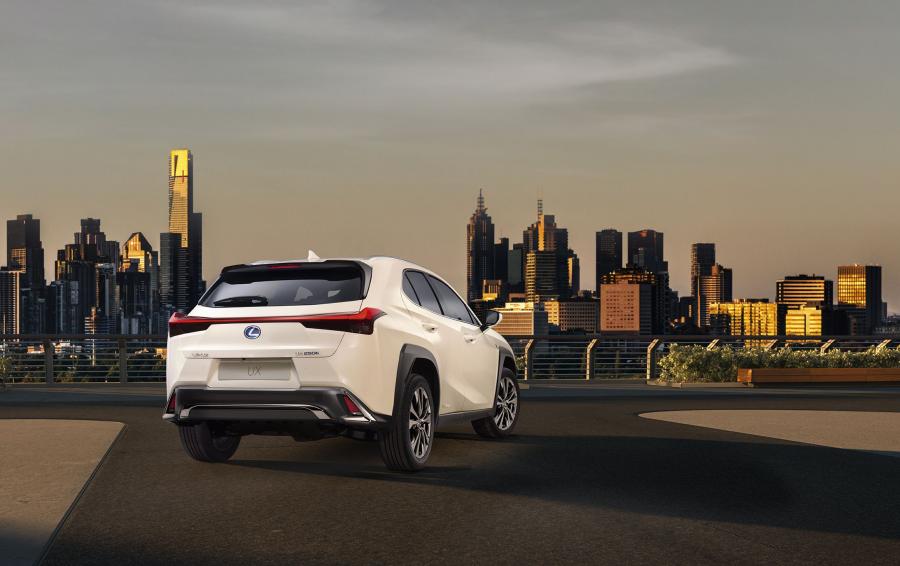  Lexus UX250h F-Sport 2018 года  (WW) (фото 4 из 46)